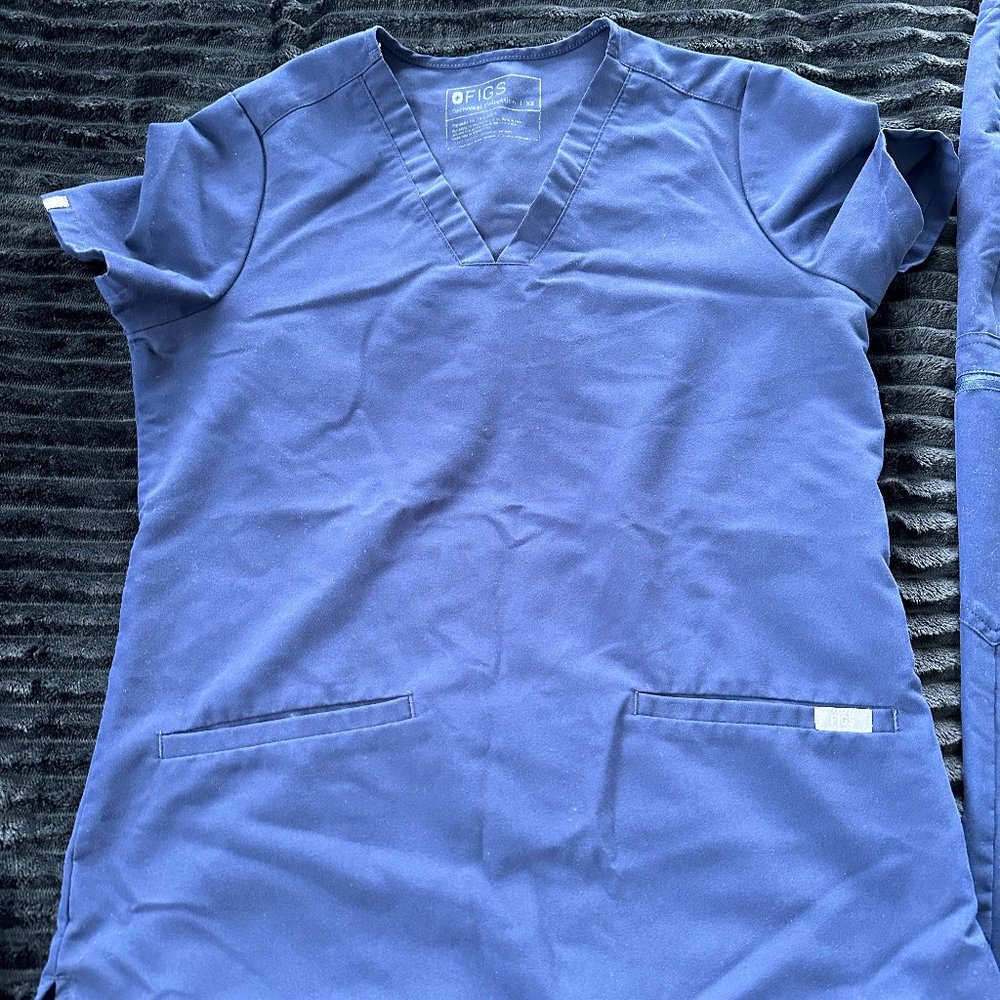 Navy FIGS scrub set | LIGHTLY WORN – like new! | UNBEATABLE PRICE! - Picture 4 of 6